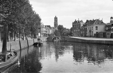 829310 Gezicht op de Stadsbuitengracht vanaf de Weerdsluis te Utrecht, met links de Bemuurde Weerd O.Z., centraal de ...